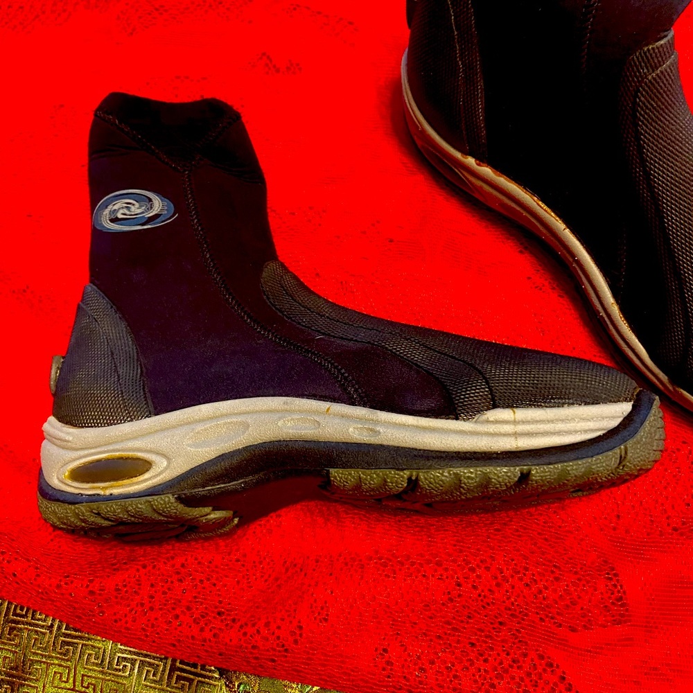 BARE ELASTEK SCUBA BOOTS- NWT!